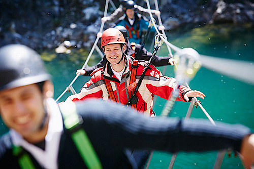 Team auf der Seilbrücke über den Bergsee